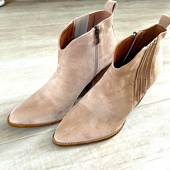 NWOT Beast Fashion Side Detail Faux Suede Taupe Booties - Picture 2 of 8